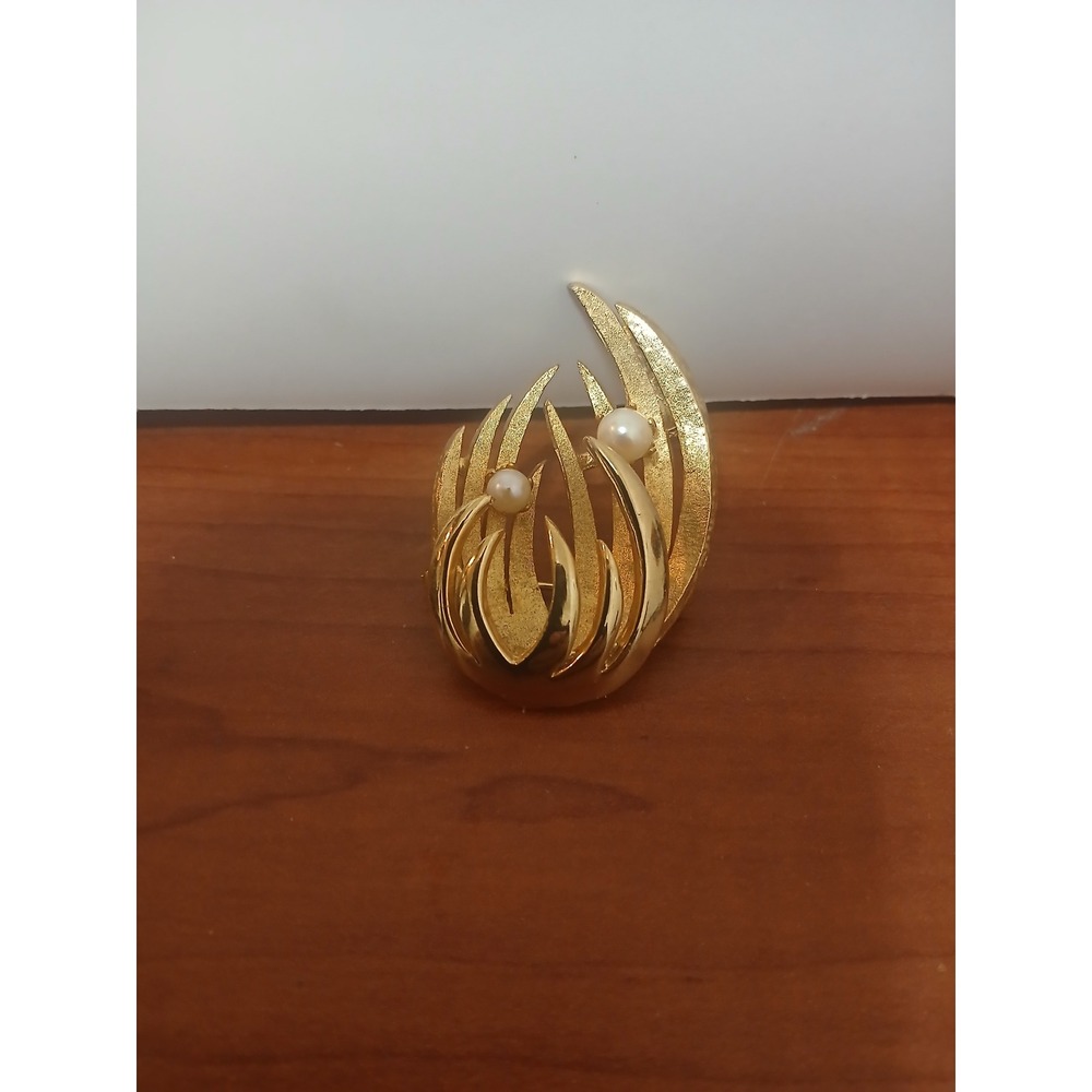 Vintage Brooks Gold Tone Faux Pearl Textured Spray Brooch Pin Signed Jewelry